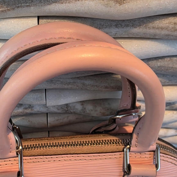 Louis Vuitton Alma Epi BB - Picture 7 of 13